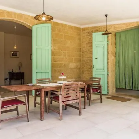 Sleeps 6 Pool Air Con Wifi *